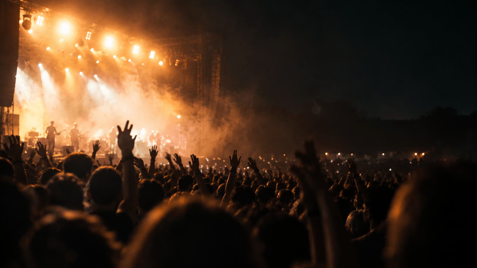 Koncert plenerowy o zmierzchu, tłum przed sceną